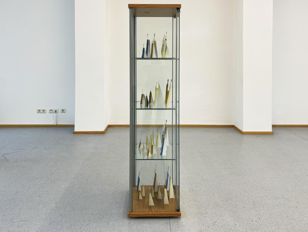 ZEIT2, montre med papirklip set fra siden