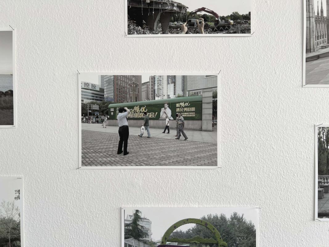 Blikket, øjeblikket. Håndkoloreret s/h digitalt print. 2024