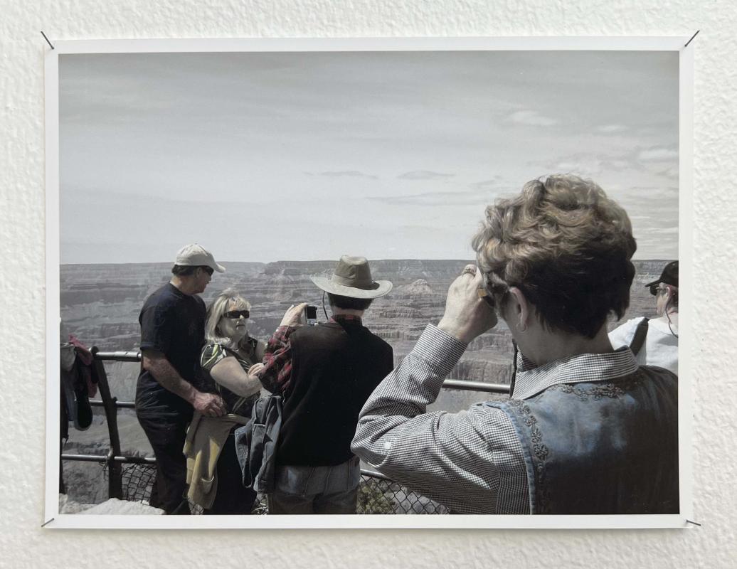 Blikket, øjeblikket. Håndkoloreret s/h digitalt print. 2024