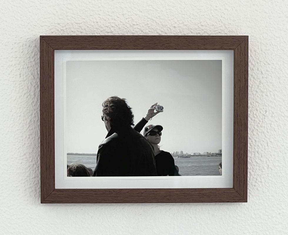 Blikket, øjeblikket. Håndkoloreret s/h digitalt print. 2024