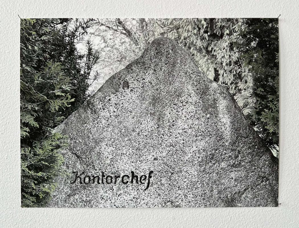 Kontorchef. Håndkoloreret s/h digitalt print. 2025